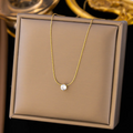 Collar dorado de 18 quilates con brillantes