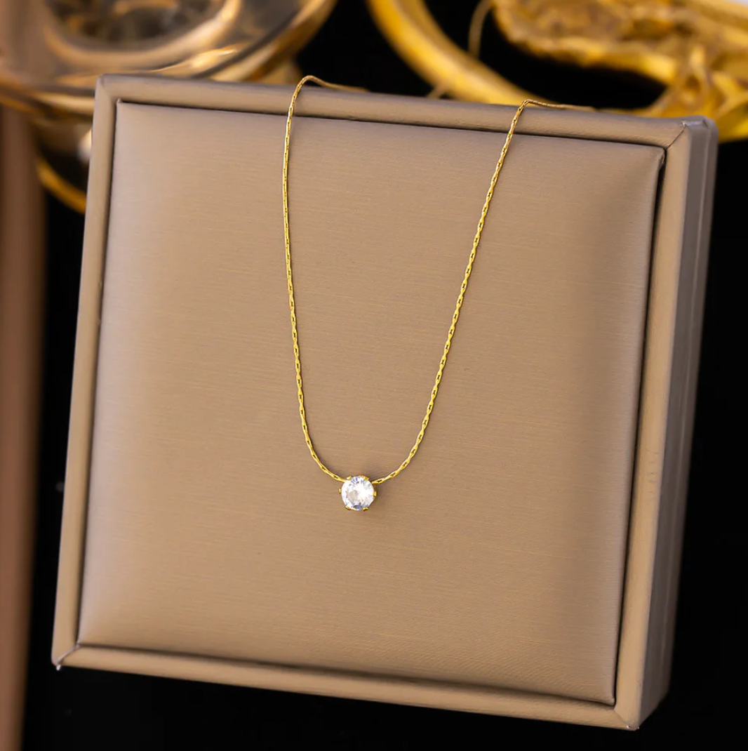 Collar dorado de 18 quilates con brillantes