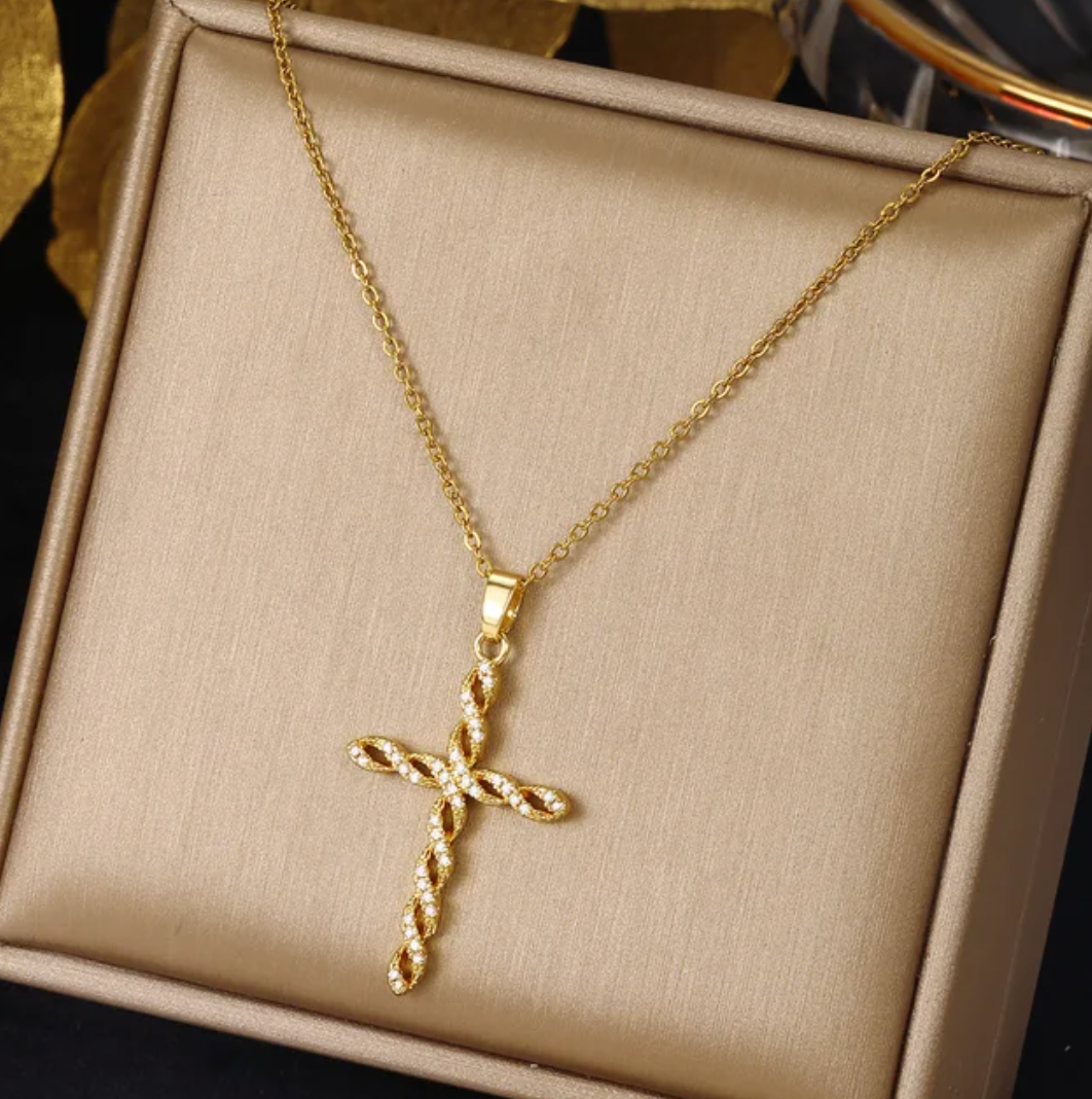 Collar chapado en oro de 18 quilates con cruz entrelazada