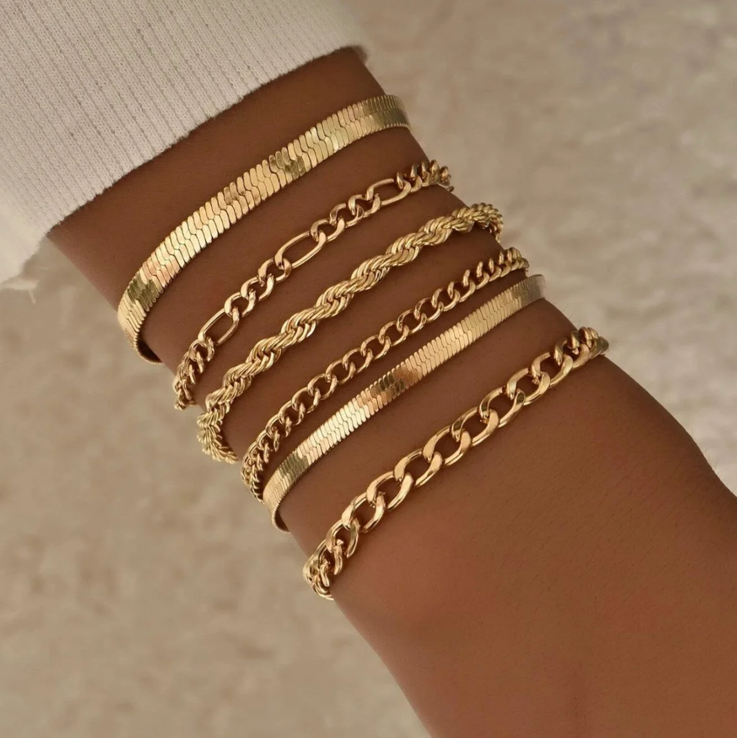 Set de pulseras doradas  de 18 quilates con diferentes estilos de cadenas