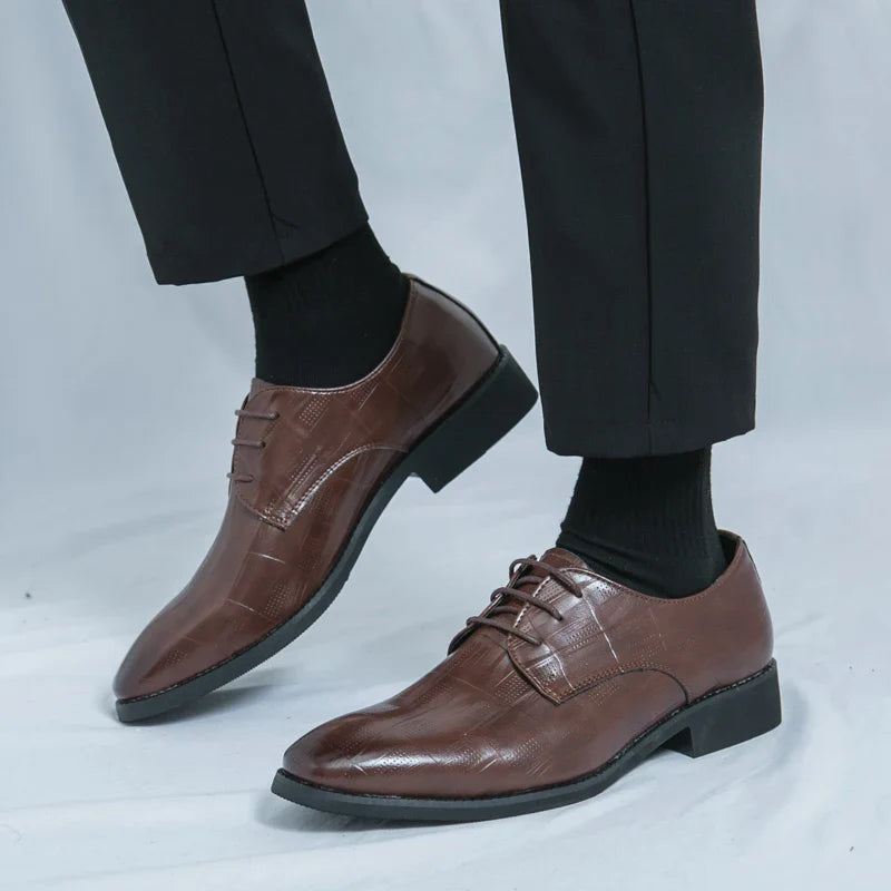 Zapatos elegantes de cuero de lujo