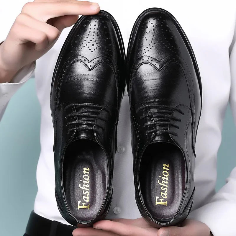Elegantes zapatos brogue de cuero