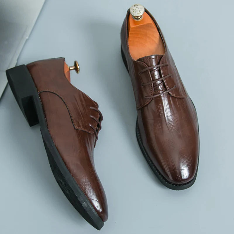 Zapatos elegantes de cuero de lujo
